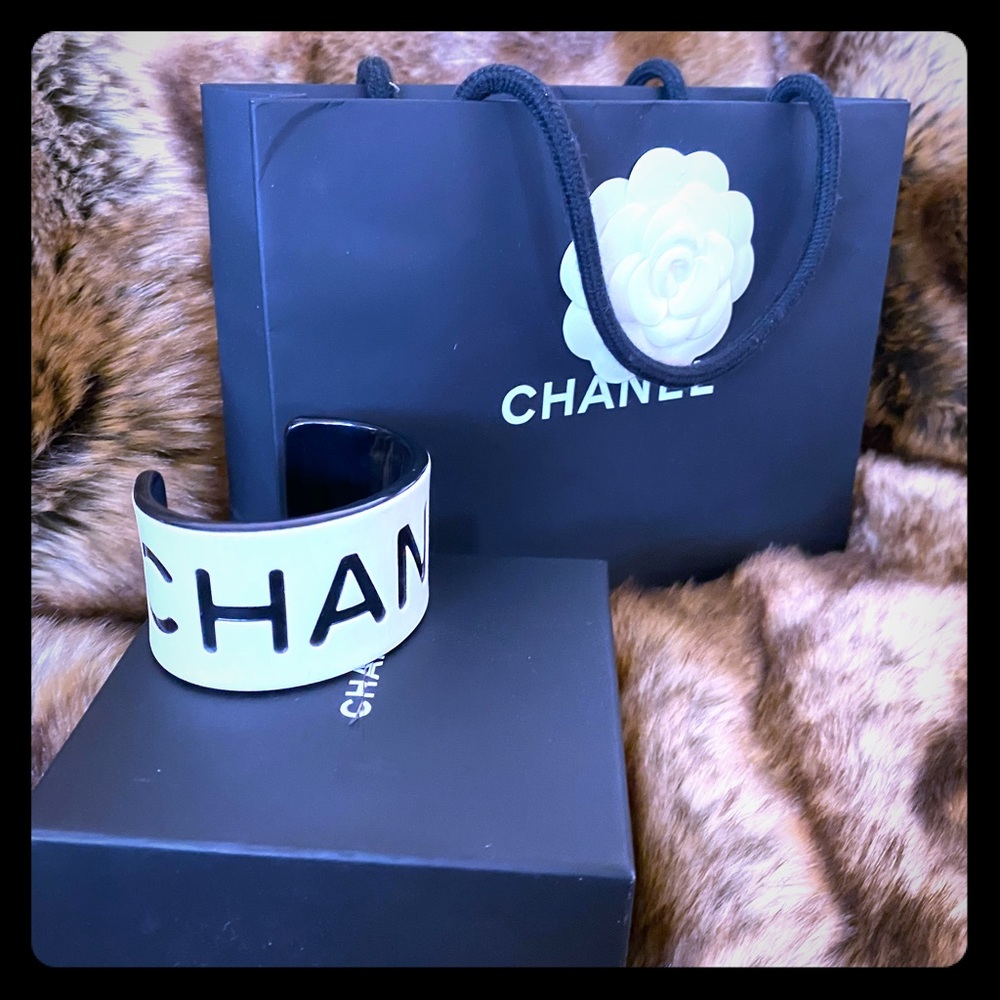 SOLD❌-DO NOT BUY-Chanel Lucite Cuff